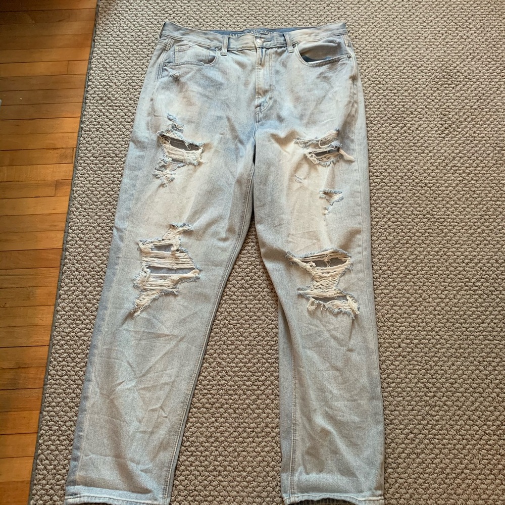 american eagle distressed mom/boyfriend jeans